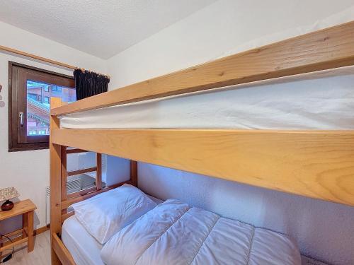 une chambre avec deux lits superposés dans une pièce dans l'établissement Christiana 5, à Saint-Jean-dʼAulps