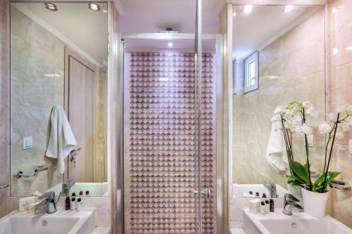 a bathroom with two sinks and a shower at Sunny Villa Epta in Hanioti