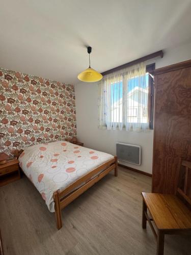 - une chambre avec un lit orné d'un mur fleuri dans l'établissement Lacroisette, à Gérardmer