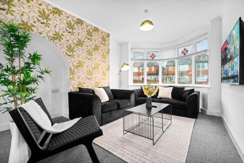 a living room with a couch and a table at Stylish 3 Bedroom House - Parking - Garden - Great Barr - Netflix - Top Rated -121J in Birmingham