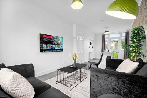 a living room with two couches and a tv at Stylish 3 Bedroom House - Parking - Garden - Great Barr - Netflix - Top Rated -121J in Birmingham