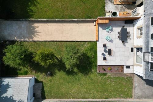 - une vue sur un bâtiment avec une cour dans l'établissement Maison rénovée de standing - 100m des plages, à Ploemeur