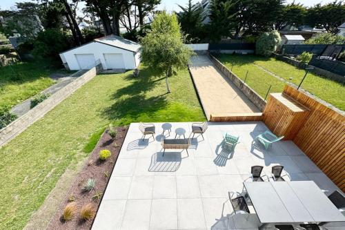 - une vue aérienne sur une terrasse avec des chaises et une table dans l'établissement Maison rénovée de standing - 100m des plages, à Ploemeur