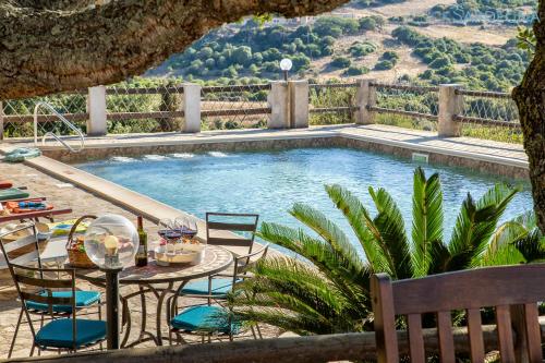 Kolam renang di atau dekat dengan Villa Olive tree, immersa nella natura per relax e quiete