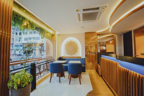 Un lugar para sentarse en UMET Seaview Hotel with Free Airport Pick up and Drop T&C Apply