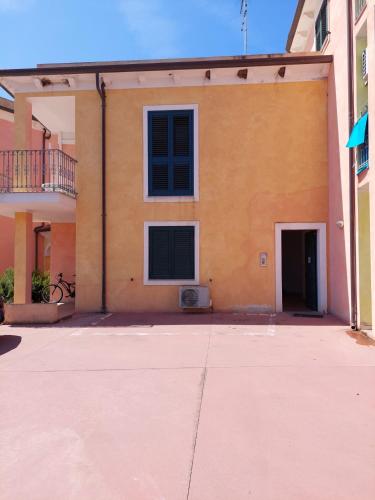 an empty parking lot in front of a building at Residenza Sa Turritta, Appartamento Marele in Valledoria