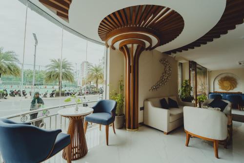 Un lugar para sentarse en UMET Seaview Hotel with Free Airport Pick up and Drop T&C Apply
