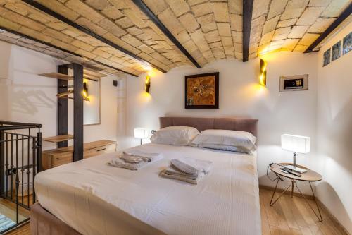 En eller flere senge i et værelse på Oliviero - Piazza Navona Apartment