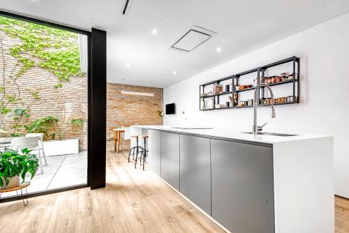 Kuchyň nebo kuchyňský kout v ubytování LeonAlba House Private Villa Private rooftop Private Pool Private Andalusian Courtyard Free Parking BBQ 8 Guests