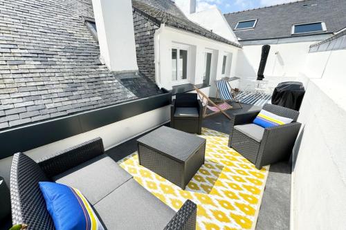d'une terrasse meublée avec des chaises et un balcon. dans l'établissement Grand appartement Cosy - Terrasse - 50m de l’océan, à Ploemeur