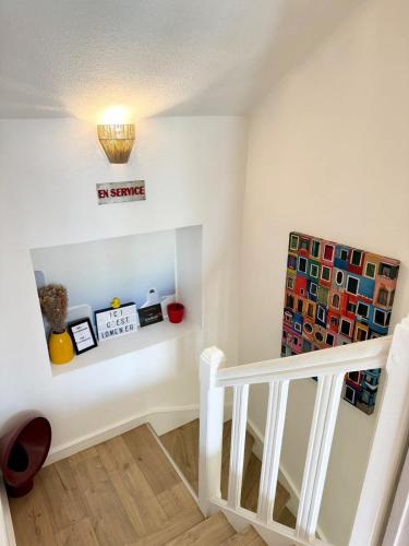 une chambre avec un escalier et un escalier dans l'établissement Grand appartement Cosy - Terrasse - 50m de l’océan, à Ploemeur