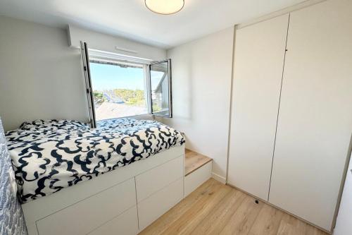 une chambre avec un lit et une fenêtre dans l'établissement Lovely ! Superbe T2 rénové Vue mer 180, à Ploemeur