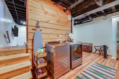 Un lugar para sentarse en Cabin with Catch and Release Pond in Hueytown!