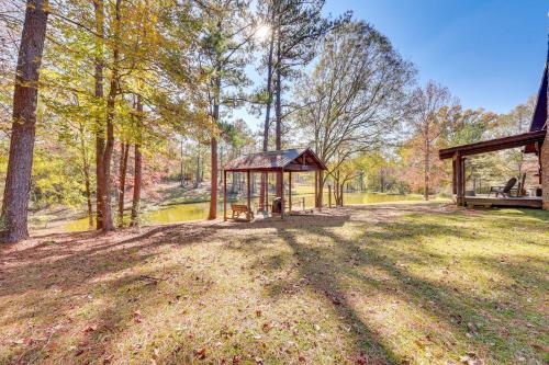 Un jardín fuera de Cabin with Catch and Release Pond in Hueytown!