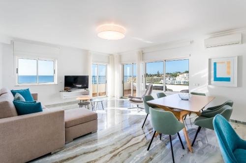 Panoramic Ocean View Balcony 2 BDR by LovelyStay