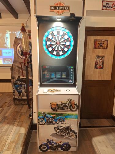 a video game machine with a dart board at gîte de l'Olivier, auberge de saint Brisson in Saint-Brisson-sur-Loire