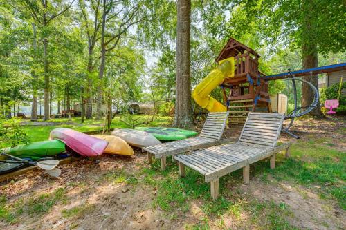 Zahrada ubytování Lake Sinclair Crooked Creek Cottage with Fire Pit!