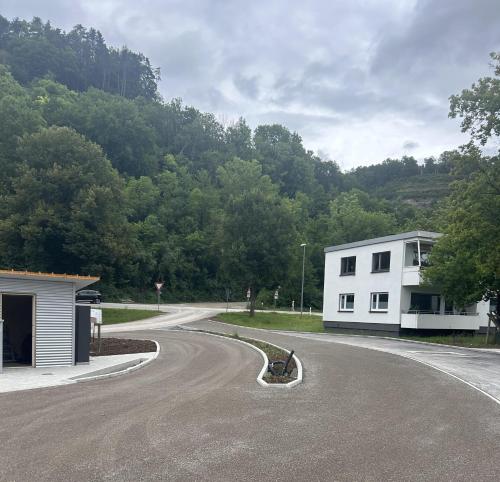 ホルブ・アム・ネッカーにあるWohnmobilpark Horb am Neckarの白い建物の前の曲がりくねった道