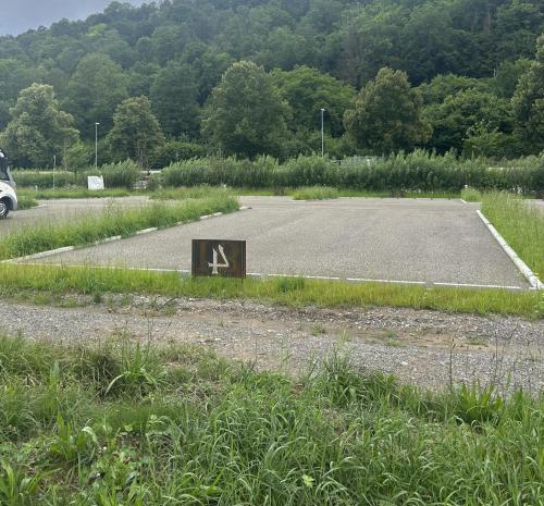 ホルブ・アム・ネッカーにあるWohnmobilpark Horb am Neckarの中央の駐車場