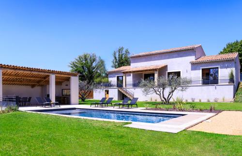 une maison avec une piscine dans la cour dans l'établissement Maison de Villedieu, à Villedieu