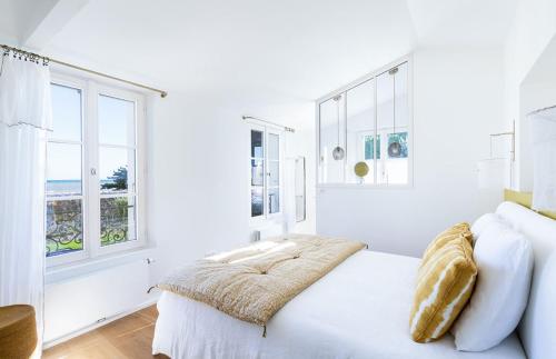 une chambre blanche avec un lit et deux fenêtres dans l'établissement Le Clos de la Corderie, à La Flotte