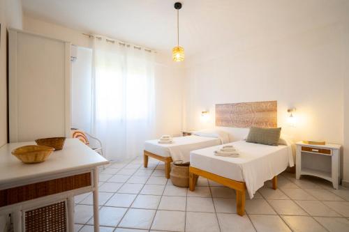 Postel nebo postele na pokoji v ubytování Ninea Panoramic Family Apartments - large pool with sea view