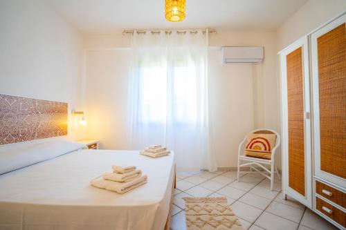 Postel nebo postele na pokoji v ubytování Ninea Panoramic Family Apartments - large pool with sea view