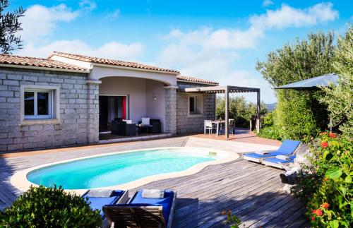 une maison avec une piscine et une terrasse dans l'établissement Villa Amelie, à Figari