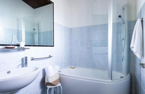 une salle de bain avec un lavabo, une baignoire et des toilettes dans l'établissement Villa Amelie, à Figari