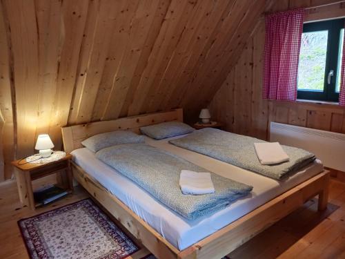 Postel nebo postele na pokoji v ubytování Guesthouse Planinski Dom Majerhold