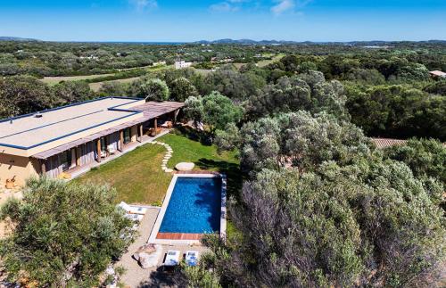 une vue aérienne d'une maison avec piscine dans l'établissement Villa Grazie, à Bonifacio