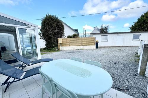 una mesa azul y sillas en un patio en Maison entièrement rénovée - À 2 pas des plages, en Ploemeur