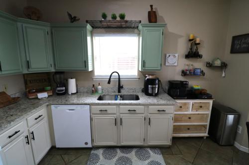 Dapur atau dapur kecil di Sunset Escape & Basketball Court