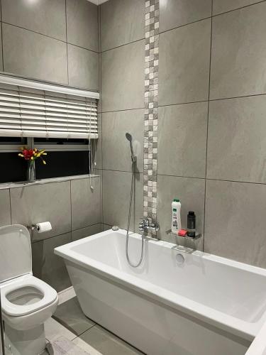 Ein Badezimmer in der Unterkunft Utopia Guest House