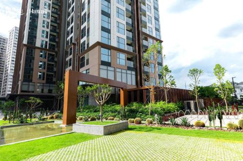 a park in front of a tall building at Giardini Guest House - Masteri Waterfront- H317 - Ocean Park in Gia Lâm Pho