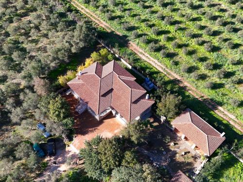 Zahrada ubytování Villa with stunning views to the mountains 5km from the beach