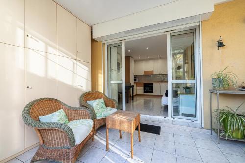 d'une terrasse avec deux chaises et une table. dans l'établissement ST LAURENT - Appartement au calme avec terrasse & parking, à Menton