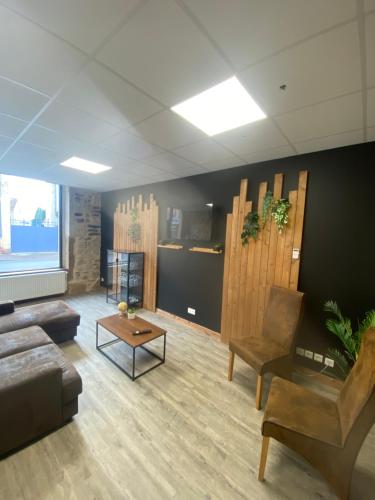 un salon avec un canapé, des chaises et une table dans l'établissement Les Pichies, Villa Antonio, Digoin, à Digoin