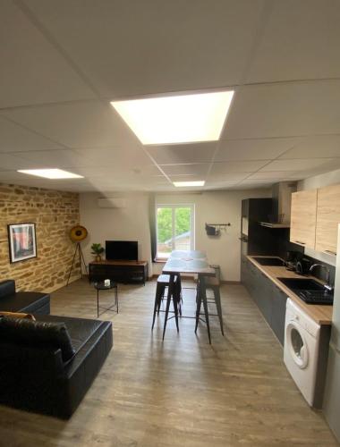 une cuisine et un salon avec une table et des chaises dans l'établissement Les Pichies, Villa Antonio, Digoin, à Digoin