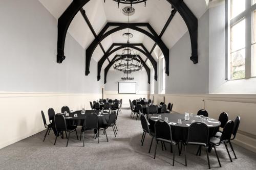 Stirling Highland Hotel- Part of the Cairn Collectionにあるビジネスエリアまたは会議室