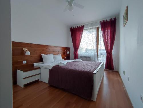 Un pat sau paturi într-o cameră la Belvedere 1Bedroom Apartment with Kitchen