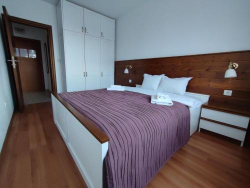 Un pat sau paturi într-o cameră la Belvedere 1Bedroom Apartment with Kitchen