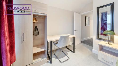 a room with a desk with a chair and a mirror at Newly Refurbished Everest Lodge Serviced Apartments for Contractors & Families, FREE WiFi & Netflix by REDWOOD STAYS in Farnborough