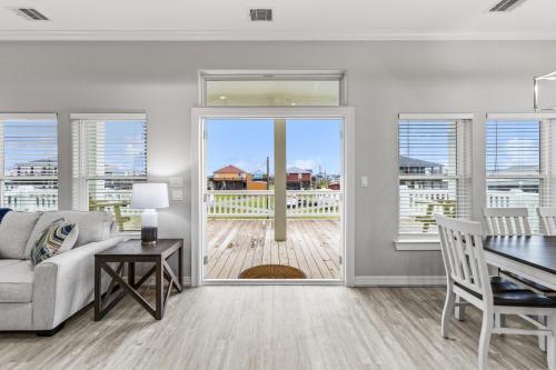 Balkoni atau teres di Near Beach Relaxing Views BBQ Grill Deck Fenced Yard