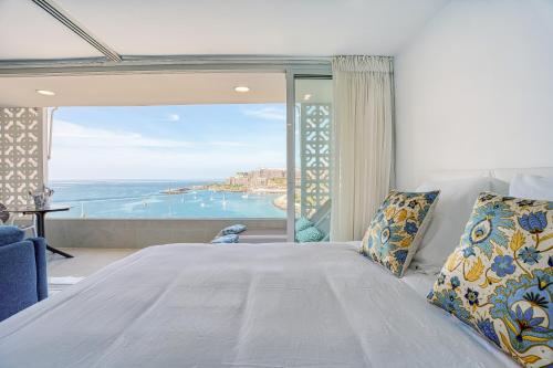 une chambre avec un lit avec vue sur l'océan dans l'établissement Doñana Seaside Views by Homestaygrancanaria, à Patalavaca
