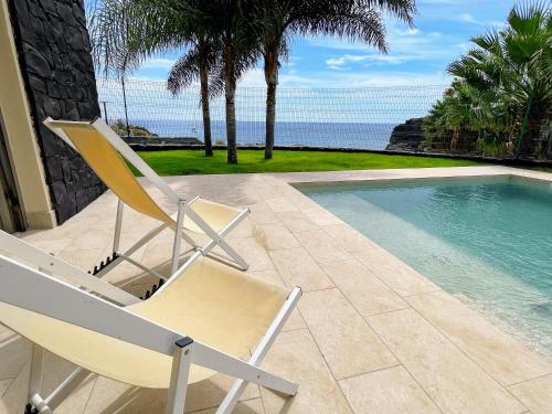 Πισίνα στο ή κοντά στο Luxury Oceanview Villa de Nava with heated private pool