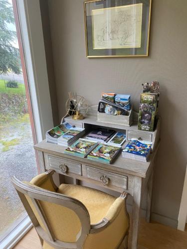 a desk with a chair next to a window at Gîte Le Chalet Suisse Dion in Beauraing