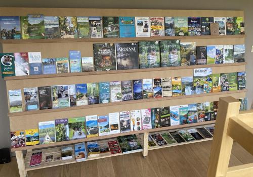 a book shelf filled with books in a bookstore at Gîte Le Chalet Suisse Dion in Beauraing