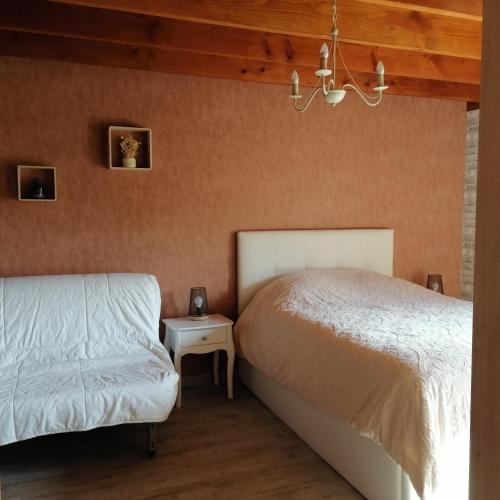 - une chambre avec un lit et une table de nuit à côté dans l'établissement Gîte T3 terrasse Chalet, à Puivert