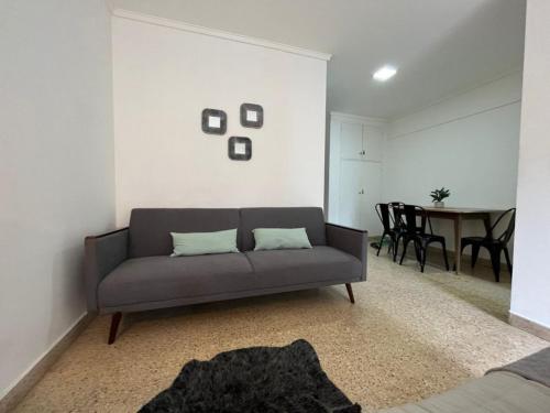 ein Wohnzimmer mit Sofa und Tisch in der Unterkunft Alquiler de departamento en Mar del Plata in Mar del Plata